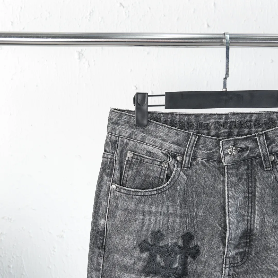 P310 (top version) Chrome hearts new city-limited flame gray jeans Chrome hearts city-limited jeans Hardware customization Original development vintage levis American-made 501 black and gray base version Levi's American-made 501 base version Imported sheepskin 925 silver remake [Top heavy industry fashion design] Consistently high-street luxury style. Speaking of this style, the Zangyin family and GU family are definitely the leading representative brands. Especially the Zangyin family has really achieved a state-of-the-art effect in creating high-street style. The unique washed material is used to create this style. The color system is already quite eye-catching. After it is decorated with patchwork cross flowers, it cleverly highlights the charm of the brand. Secondly, this style uses classic The high-waist cutting design highlights the long legs and fashionable temperament of the upper body. The brand is highly recognizable and the slim fit configuration is more suitable for daily wear. It is a product that interprets personality, fashion, and specifications at a glance. This single product is enough to make any fan excited. It can be a white T-shirt for a youthful college style, or a tight suspender for a royal style. It has strong matching ability and can be easily controlled by men.  [Materials and craftsmanship] Needless to say, this point goes without saying. As an excellent craftsman brand, Zangyin’s requirements for details and craftsmanship are really perfect. The washed color of this model has gone through so many processes, not to mention the embellishment of denim appliques. It is also purely hand-made and sewn. Just like what they believe in, only hand-made things have soul and have the meaning of wear. A top-notch heavy-duty fashionable denim item, I look forward to your perfect interpretation! !  Color: washed gray Size: S M L XL
